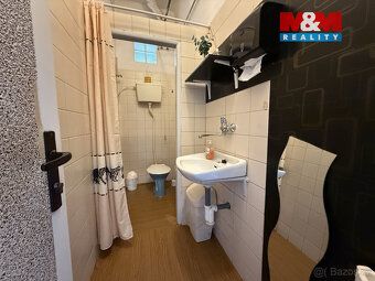 Renting of commercial space (32 m²) in Karvina, located on ground floor of brick commercial…