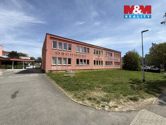 Renting of commercial space (32 m²) in Karvina, located on ground floor of brick commercial…