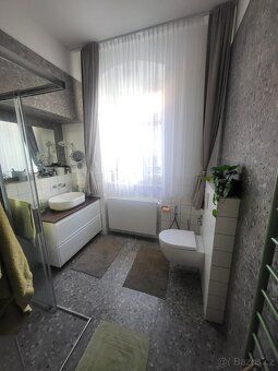 K dlouhodobému pronájmu nabízíme elegantní a světlý byt o ve