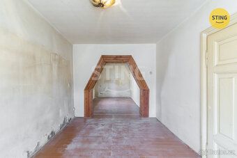 Nabízíme k prodeji rodinný dům 5+1 v původním stavu v centru