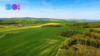 We offer for sale 1/6 of land in the quiet village of Zástřizly, classified as other plots.
