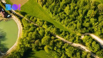 We offer for sale 1/6 of land in the quiet village of Zástřizly, classified as other plots.