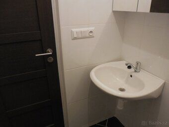 Nabízím k pronájmu hezký slunný byt 1+kk o velikosti 30 m², 