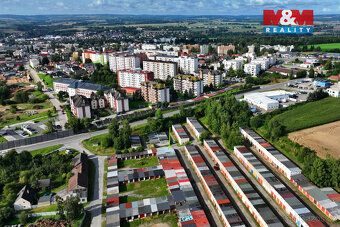 Nabízíme k dlouhodobému pronájmu atypickou rohovou garáž v k