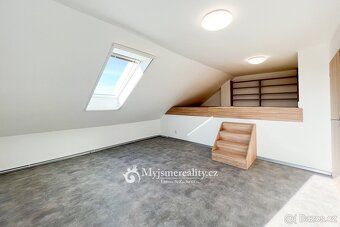 Ev.č. LU2615 Nabízíme k pronájmu útulný podkrovní byt 2+kk o