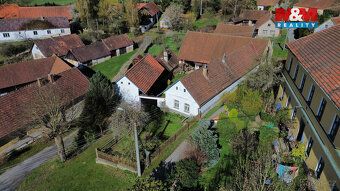 Prodej venkovského domu se stodolou a hospodářskými budovami
