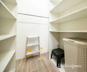 K dlouhodobému podnájmu nabízíme útulný prosluněný byt o dis