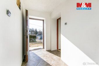 Rodinný dům se nachází v klidné části města Bochov, zhruba 1