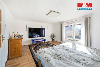 Rodinný dům se nachází v klidné části města Bochov, zhruba 1