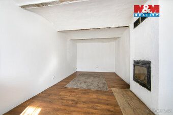 Rodinný dům se nachází v klidné části města Bochov, zhruba 1