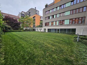 Nabízíme k pronájmu světlý byt 2+kk o výměře 44 m² v oblíben