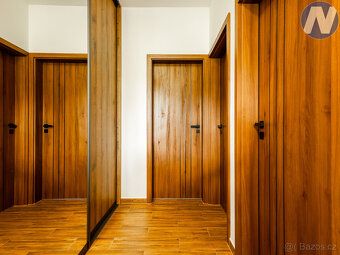 Na klidné straně Lipna, doslova pár kroků od vody a přívozu,