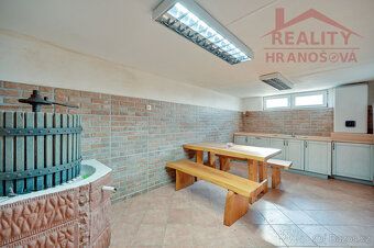 We offer for sale a house in a desirable location, in Nové Poddvorov