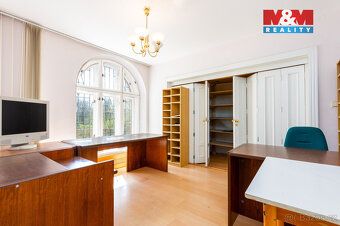 Nabízíme k prodeji podíl na domě Husova domu s kanceláří, dv