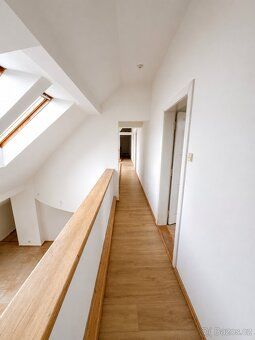 We offer beds and entire rooms for rent in a spacious, fully equipped maisonette apartment in Prague.