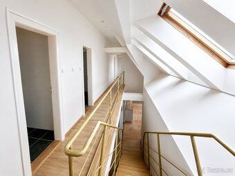 We offer beds and entire rooms for rent in a spacious, fully equipped maisonette apartment in Prague.