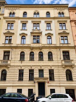 We offer beds and entire rooms for rent in a spacious, fully equipped maisonette apartment in Prague.