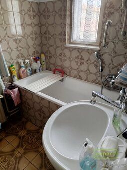 Prodáme výhradně starší, řadový, patrový rodinný dům, v širš