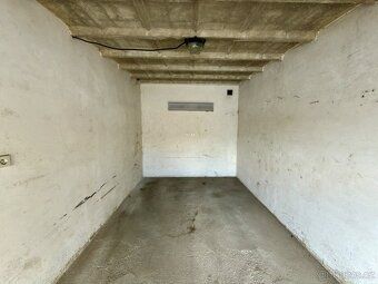The only garage currently for sale in Nýrsko.