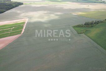 Nabízíme k prodeji pole o výměře 23 867 m² v obci Jiřice, ok