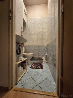 REAL ESTATE AGENTS DO NOT WRITE. We offer a smaller apartment on the first floor of an apartment house.