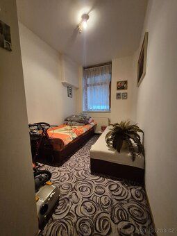 REAL ESTATE AGENTS DO NOT WRITE. We offer a smaller apartment on the first floor of an apartment house.