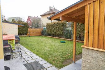Obývací pokoj 35m2 s plně vybavenou kuchyňskou linkou s kera