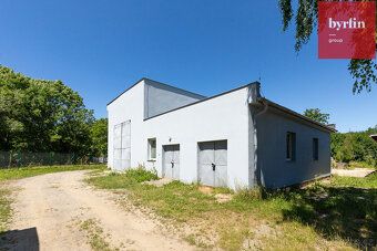 We offer for sale a multifunctional commercial complex, located in the outskirts of Krnov at Lidicka Street.