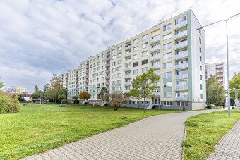 We offer for sale an apartment with a layout of 2 + kk, located in an attractive location on U…