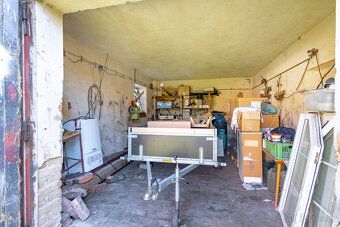 We offer exclusively a plot of land with a barn, registered in the cadastre as a garage…
