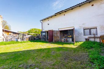 We offer exclusively a plot of land with a barn, registered in the cadastre as a garage…