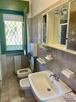 We offer for sale a beautiful three-room apartment with its own entrance