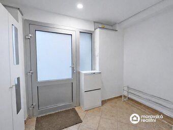 Hledáte byt, který nabízí soukromí rodinného domu, ale přito