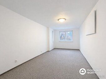 Hledáte byt, který nabízí soukromí rodinného domu, ale přito