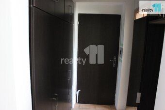 +služby cca Elektrická energie 800,- a plyn 1700,-kč, Realit