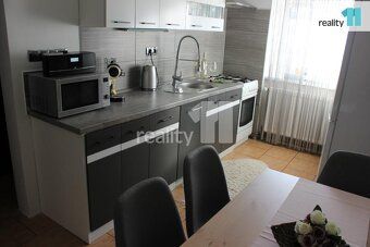 +služby cca Elektrická energie 800,- a plyn 1700,-kč, Realit