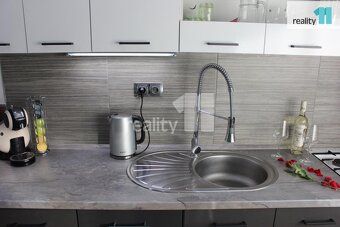 +služby cca Elektrická energie 800,- a plyn 1700,-kč, Realit