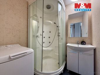 Nabízíme k pronájmu prostorný byt o dispozici 3+1 a užitné p
