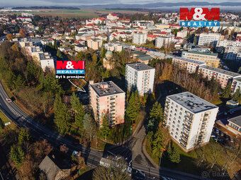 Nabízíme k pronájmu prostorný byt o dispozici 3+1 a užitné p