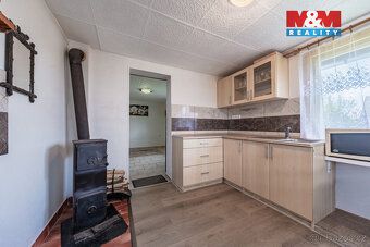 Nabízíme k prodeji útulnou zděnou chatu o zastavěné ploše 35