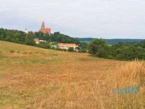 Vlastník prodá pozemek s velkorysou výměrou 2.900m2 (označen