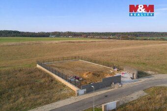 Nabízíme k prodeji stavební pozemek o výměře 800 m² v obci B