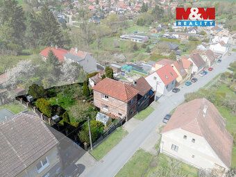 We offer for sale a family house with 6+1 bedrooms in the village of Družec