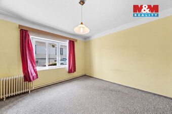 We offer for sale a family house with 6+1 bedrooms in the village of Družec