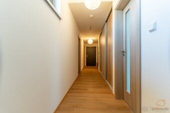 Nabízíme k prodeji moderní byt o dispozici 3+kk s užitnou pl