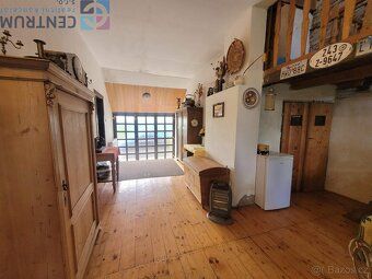 We offer for sale an exceptionally beautiful and quiet place with a family house (floor area…
