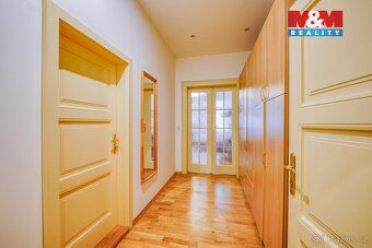 We offer a unique opportunity to buy a spacious apartment of 
