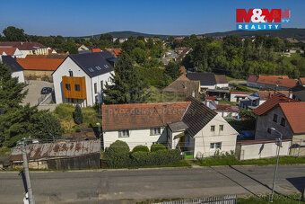 Nabízíme k prodeji malý rodinný dům v centru Kvíčovic, samos