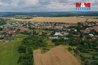 Nabízíme k prodeji prostorný pozemek o výměře 9 551 m² v atr