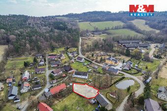 Nabízíme k prodeji pozemek o rozloze 927 m² s nedokončenou d
